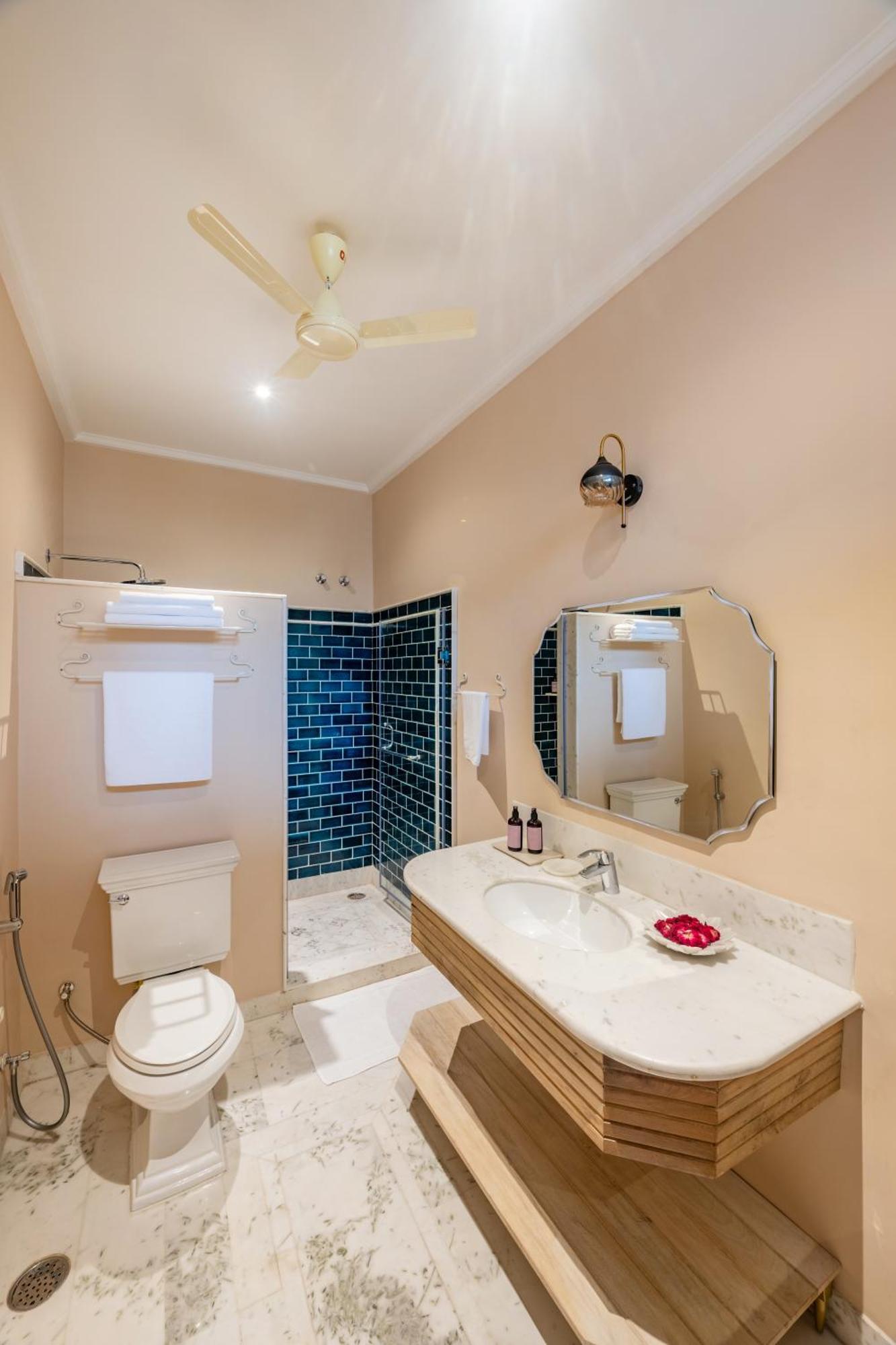 Deluxe Double Room (2 Adults + 1 Child),1644200418:JPEG